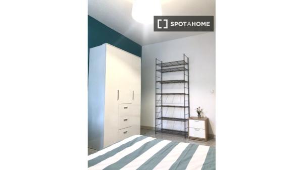 Se alquila habitación en apartamento de 7 dormitorios en Salamanca, Madrid