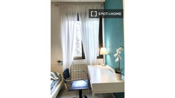 Se alquila habitación en apartamento de 7 dormitorios en Salamanca, Madrid