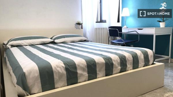 Se alquila habitación en apartamento de 7 dormitorios en Salamanca, Madrid