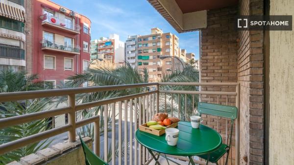 Se alquila habitación en piso de 5 habitaciones en Sant Blai, Alicante