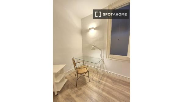 Piso entero de 4 habitaciones en barcelona.