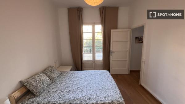 Quarto para alugar em apartamento de 4 quartos em Barcelona