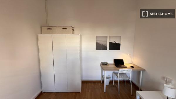 Quarto para alugar em apartamento de 4 quartos em Barcelona