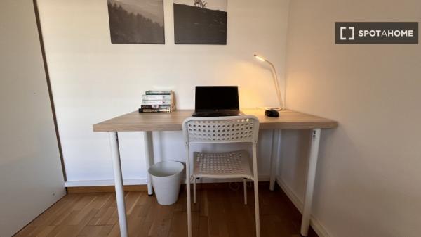 Quarto para alugar em apartamento de 4 quartos em Barcelona