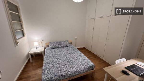 Quarto para alugar em apartamento de 4 quartos em Barcelona