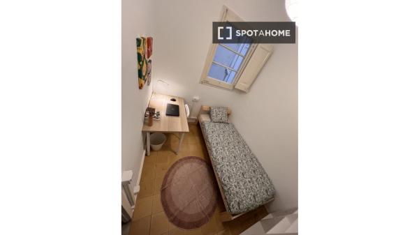 Quarto para alugar em apartamento de 4 quartos em Barcelona