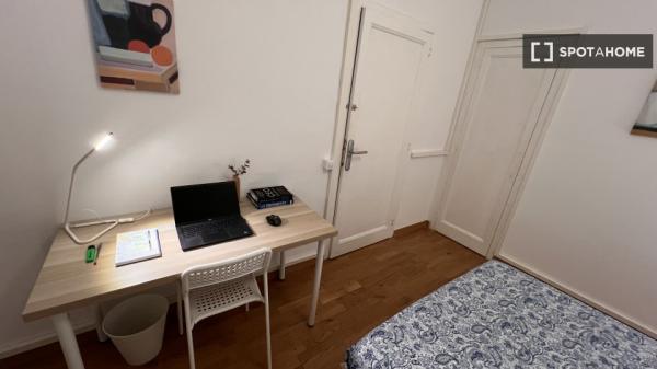 Quarto para alugar em apartamento de 4 quartos em Barcelona