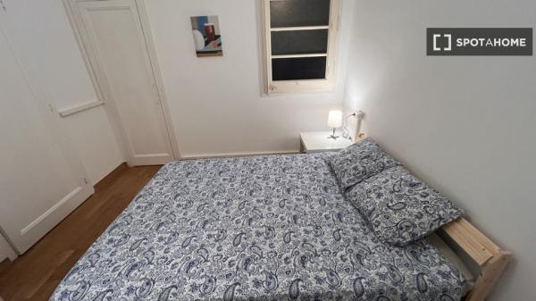 Quarto para alugar em apartamento de 4 quartos em Barcelona