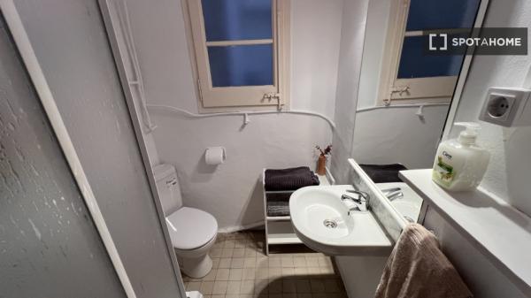 Quarto para alugar em apartamento de 4 quartos em Barcelona