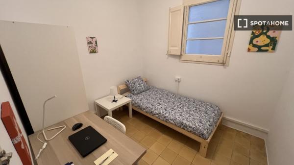 Quarto para alugar em apartamento de 4 quartos em Barcelona