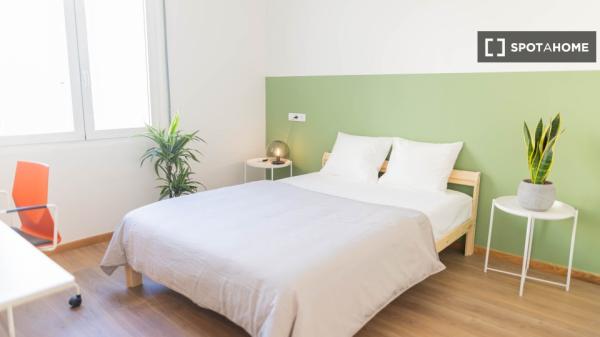 Zimmer zu vermieten in 5-Zimmer-Wohnung in Barcelona