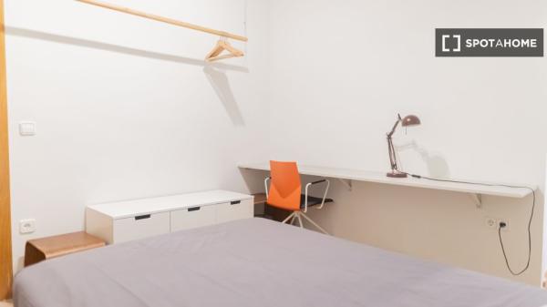 Zimmer zu vermieten in 5-Zimmer-Wohnung in Barcelona