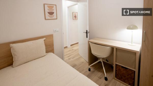 Piso entero de 4 habitaciones en barcelona.