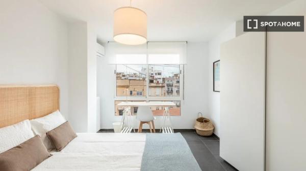 Chambre à louer dans un appartement de 7 chambres à L'Eixample, Valence