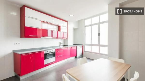 Se alquila habitación en apartamento de 7 dormitorios en L'Eixample, Valencia