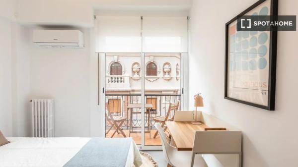 Chambre à louer dans un appartement de 7 chambres à L'Eixample, Valence