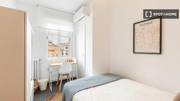 Se alquila habitación en apartamento de 7 dormitorios en L'Eixample, Valencia