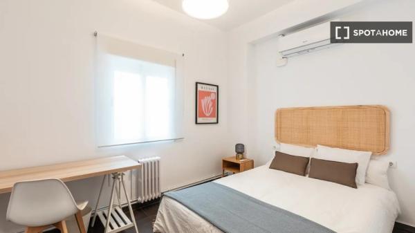 Se alquila habitación en apartamento de 7 dormitorios en L'Eixample, Valencia