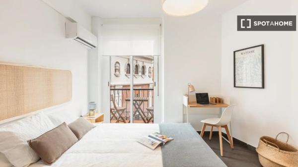 Se alquila habitación en apartamento de 7 dormitorios en L'Eixample, Valencia