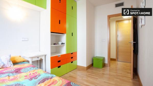 Acogedora habitación en apartamento de 3 dormitorios en Sebastián de los Reyes.