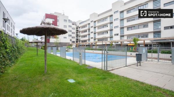 Acogedora habitación en apartamento de 3 dormitorios en Sebastián de los Reyes.