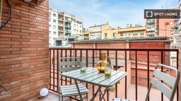 Se alquila habitación en piso de 4 dormitorios en Barcelona