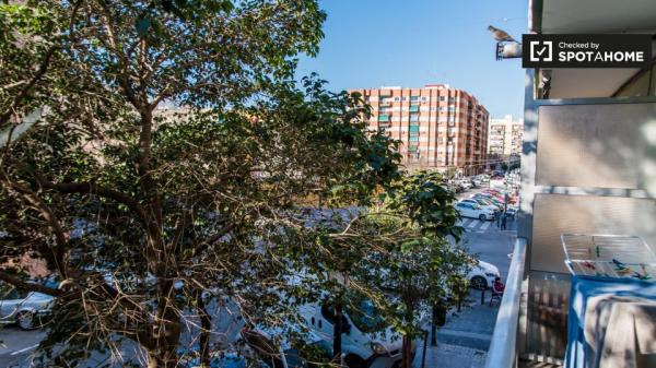 Se alquila habitación en apartamento de 3 dormitorios en Camins al Grau