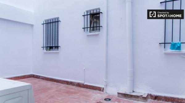 Se alquila habitación en apartamento de 3 dormitorios en Camins al Grau