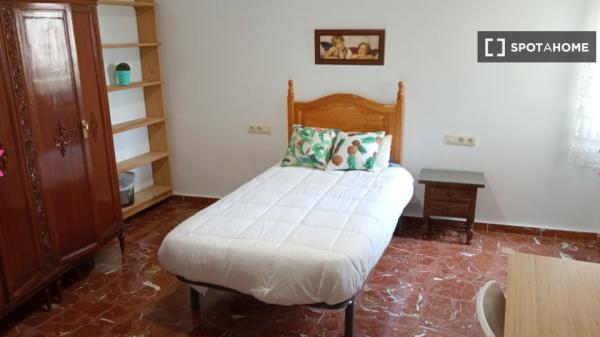 Room in shared apartment in Granada