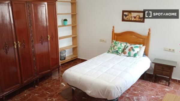 Room in shared apartment in Granada