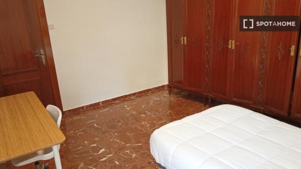 Room in shared apartment in Granada