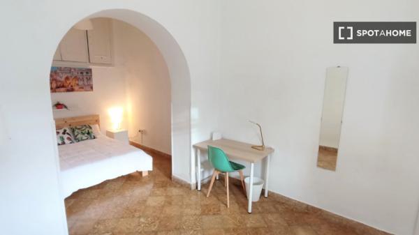 Room in shared apartment in Granada