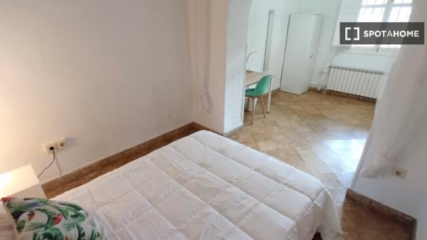 Room in shared apartment in Granada