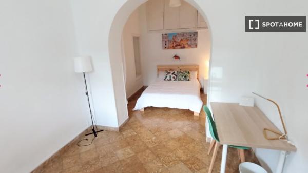 Room in shared apartment in Granada