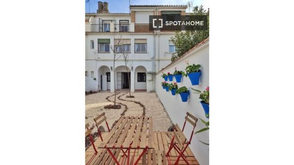 Room in shared apartment in Granada