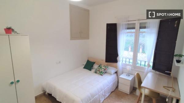 Room in shared apartment in Granada