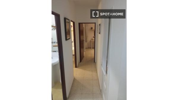 Room in shared apartment in Sevilla