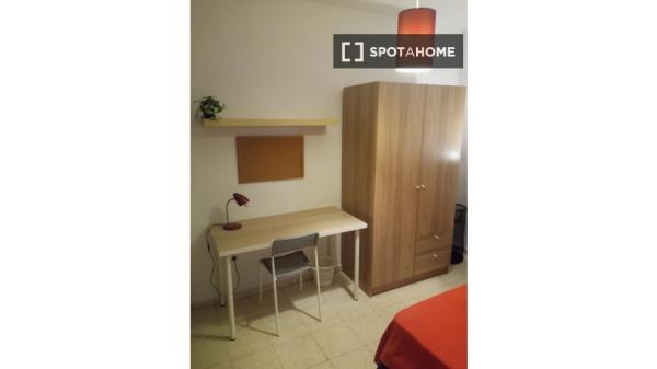 Room in shared apartment in Sevilla