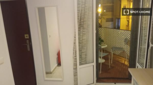 Room in shared apartment in Sevilla