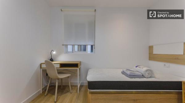 Room for rent in 3-bedroom apartment in Valencia