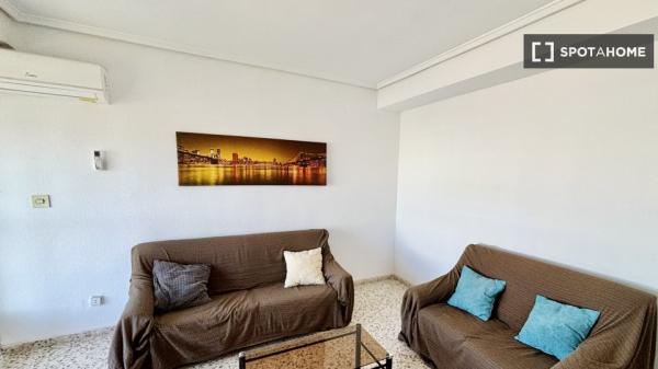 Room in shared apartment in Valencia