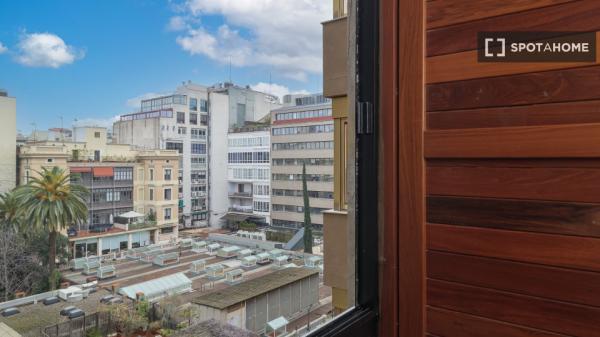 Se alquila habitación en piso de 9 habitaciones en Barcelona