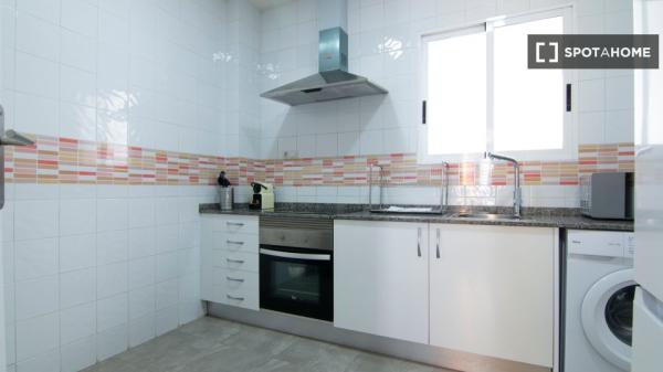 Apartamento de 3 dormitorios en alquiler en El Cabanyal, Valencia