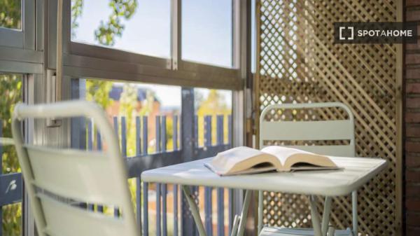 Chambre individuelle ensoleillée avec terrasse